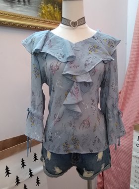 日韩风甜美女子蓝碎花喇叭袖衬衫