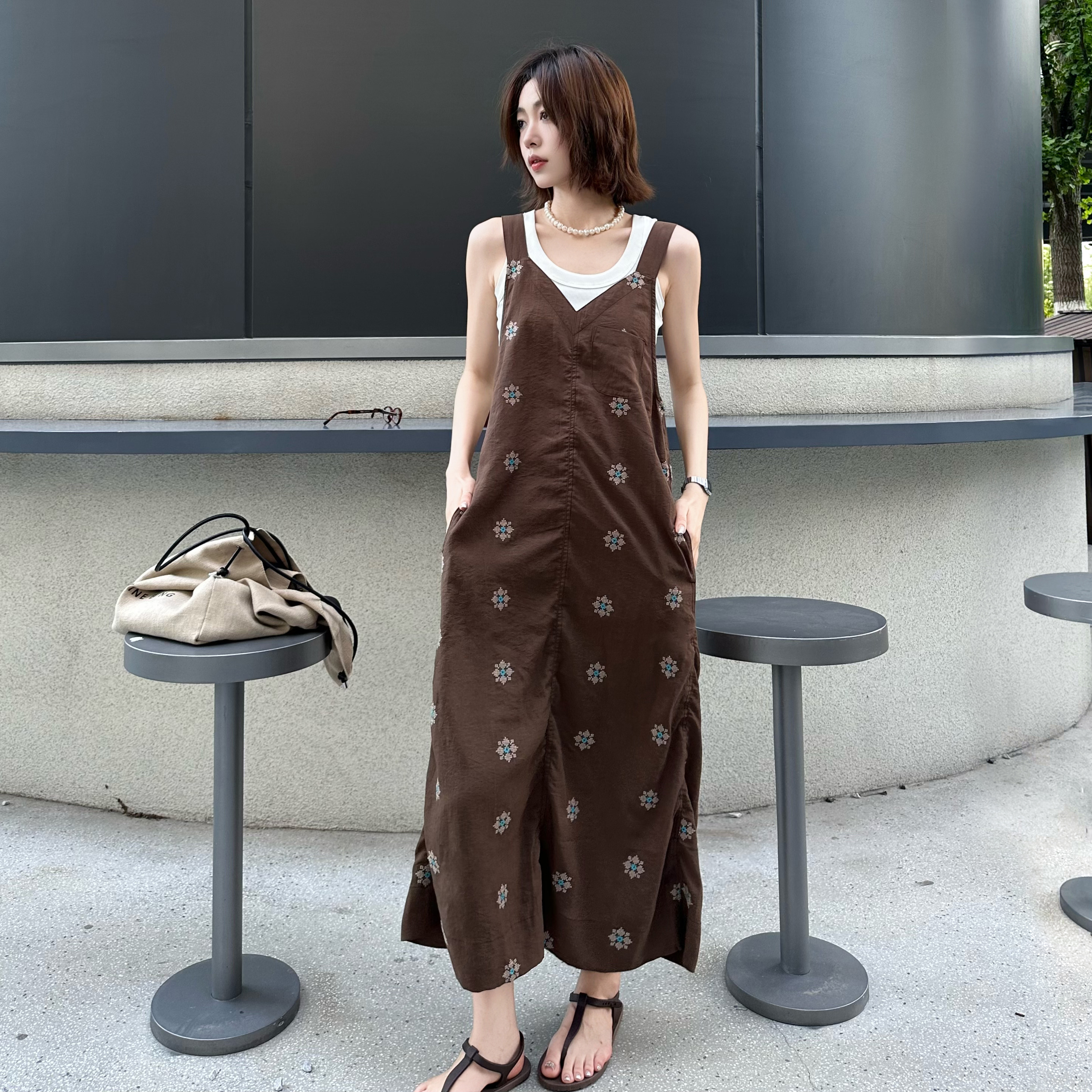 画粉刺绣抽褶直筒长款背带连衣裙