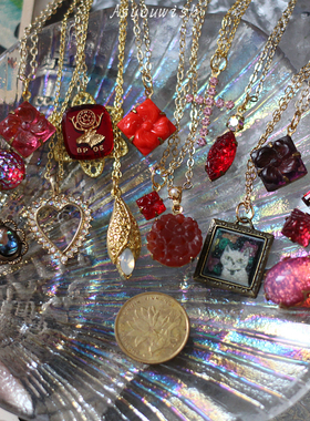 鸽血红雕花中古老琉璃项链