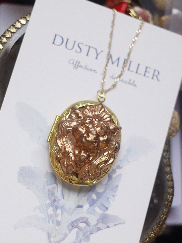 askewlondon类似狮子相片盒项链