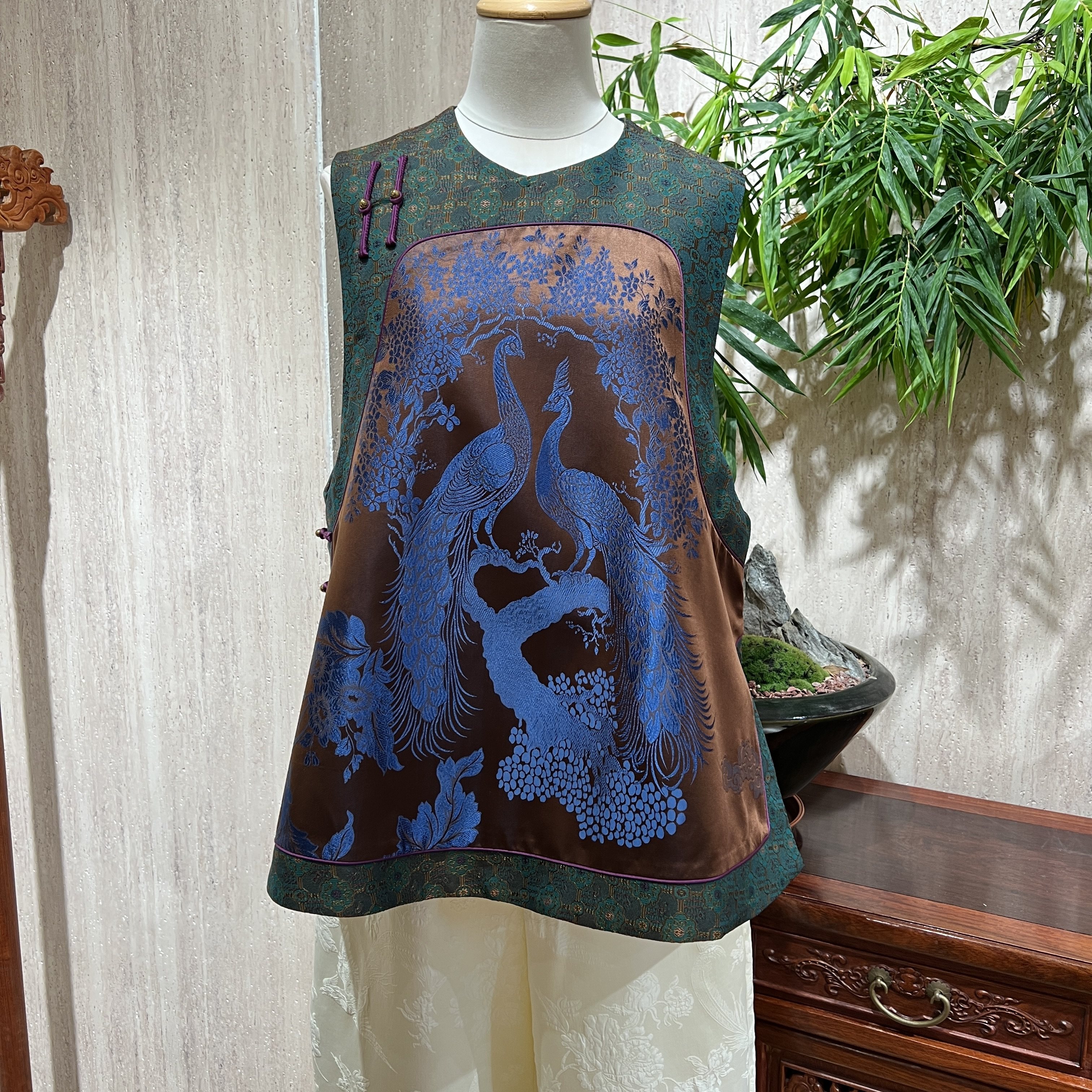 新中式桑蚕丝老缎拼接蜀锦无袖马甲女孔雀刺绣圆领香云纱背心上衣,女装/女士精品,真丝上装,淘宝优惠券,粉丝福利购,淘宝优惠卷