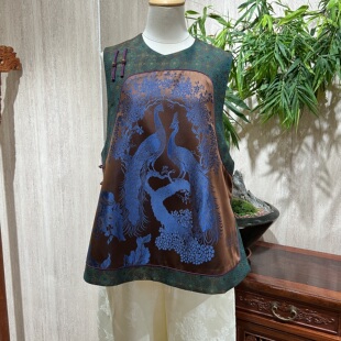 新中式桑蚕丝老缎拼接蜀锦无袖马甲女孔雀刺绣圆领香云纱背心上衣