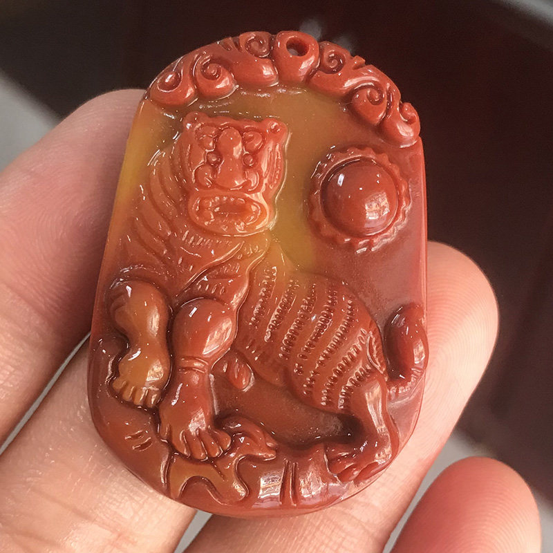 天然云南黄龙玉老虎吊坠男女款生肖虎挂件玉石上山虎挂坠旭日东升