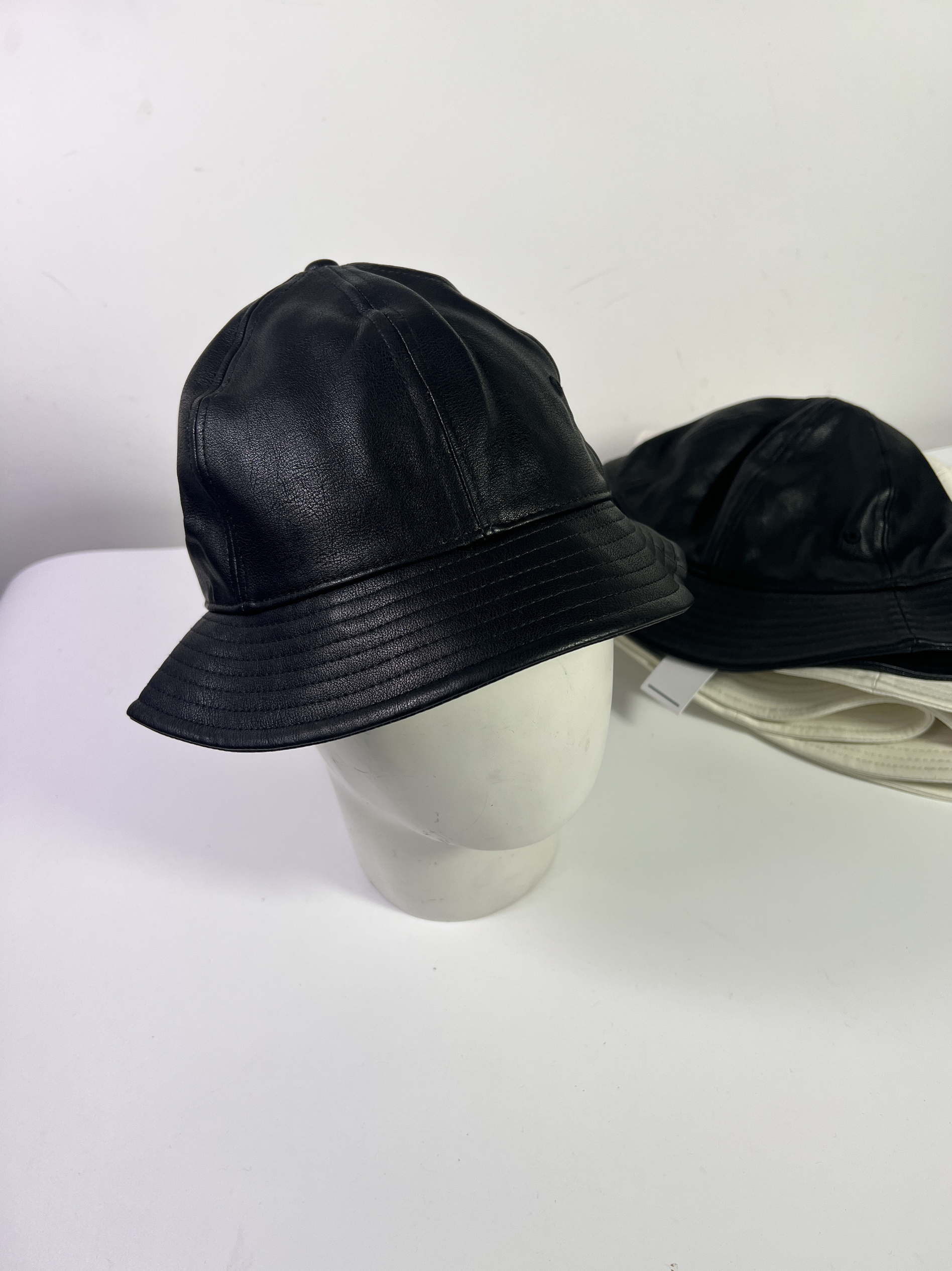 日单秋冬皮质短帽檐渔夫帽小盆帽男女同款帅气时尚质感帽子黑白色