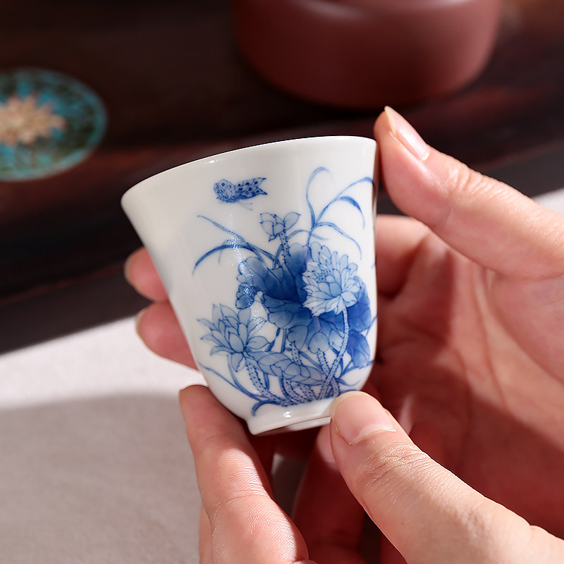 青花荷风雅韵铃铛杯景德镇陶瓷手绘荷花蝴蝶闻香杯功夫茶具品茗杯