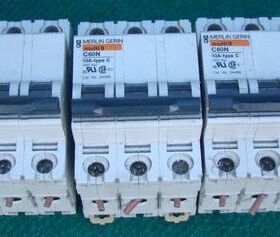 法国梅兰日兰 MERLIN GERIN MULTI9 C60N 10A-TYPE C 3P 断路开关