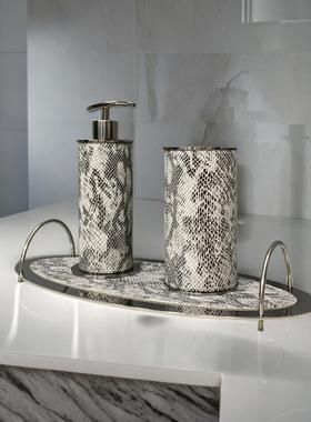 现代欧式家居软装搭配套装不锈钢皮质皂液器牙刷盒卫浴三件套摆件