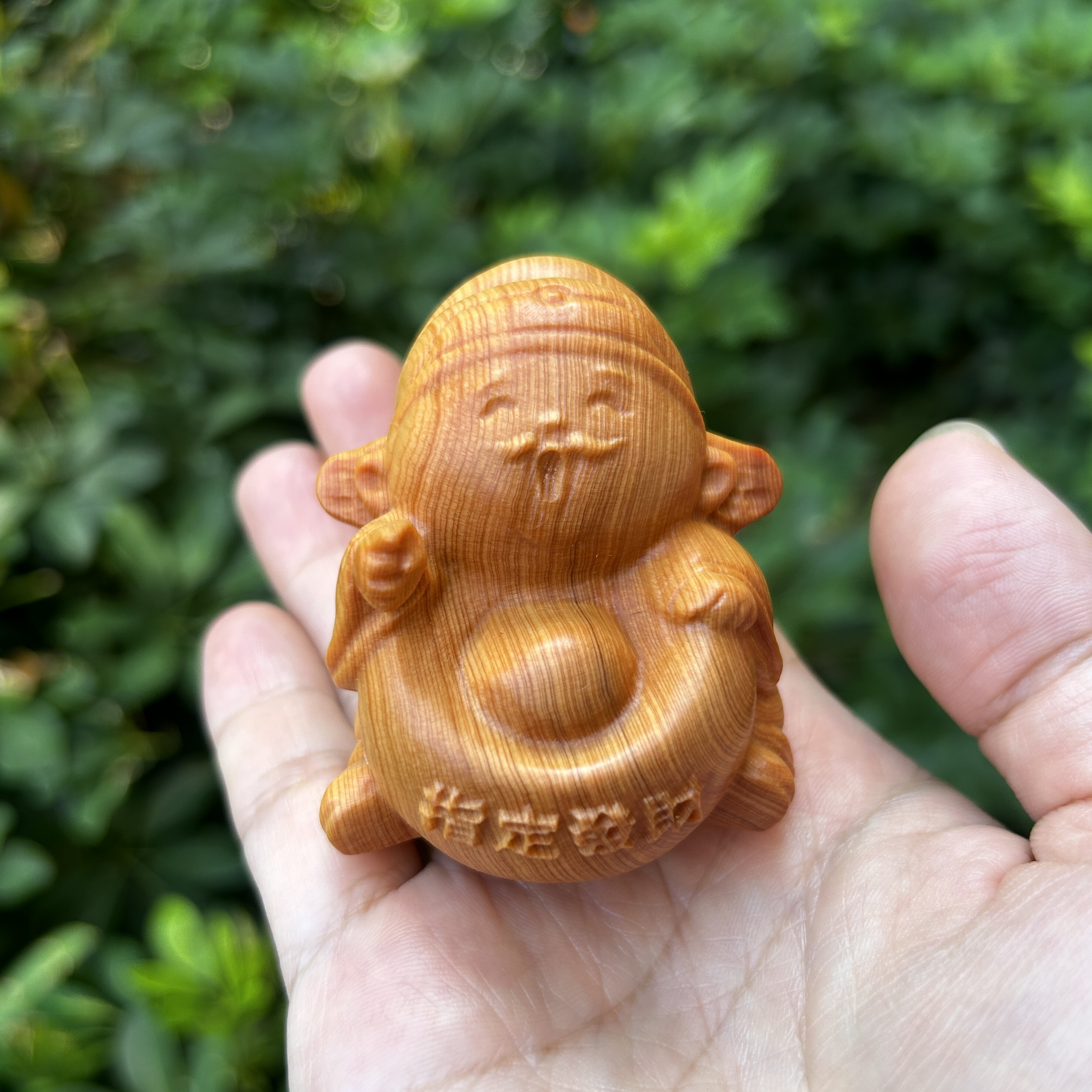 天然崖柏实木雕刻可爱财神爷创意文玩手把件桌面工艺品装饰品摆件