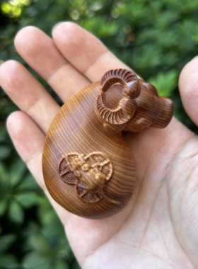 天然崖柏实木雕刻属你最牛生肖牛扭转乾坤随身盘玩文玩手把件摆件