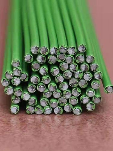 Зеленая железная линия железной линии лазание виноградные растения с металлами -орхидами.