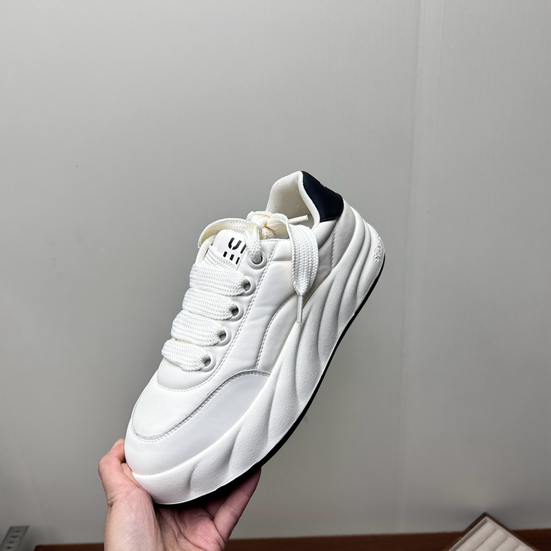 工厂断码真皮运动鞋女2025秋季新款圆头系带透气厚底增高女板鞋40