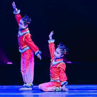 泥 娃 闹 春 韵中 国 舞 ( 群 舞 )传统服饰舞台演出舞蹈服装