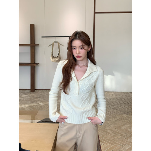 Halo Luu 米白色麻花polo领毛衣女秋季新款韩系复古短款针织上衣