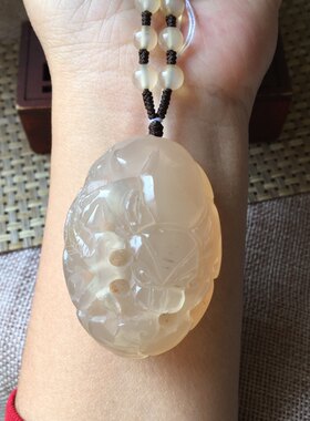 天然玉髓吊坠貔貅毛衣链长款项链背面有比较深的矿洞 细小矿坑