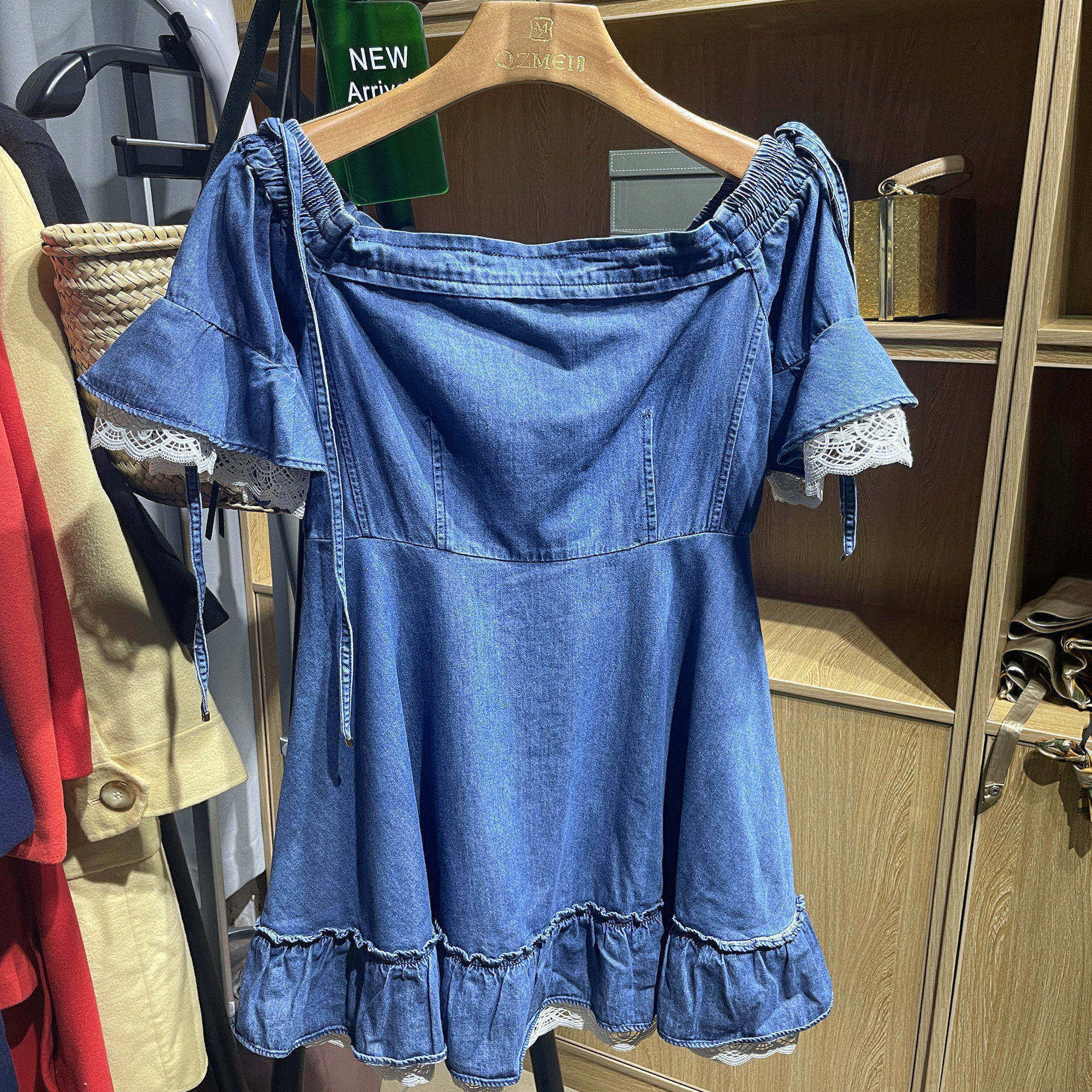 [五]兰米特卖新款夏季女牛仔连衣裙一字露肩纯棉花边拼接高腰短裙