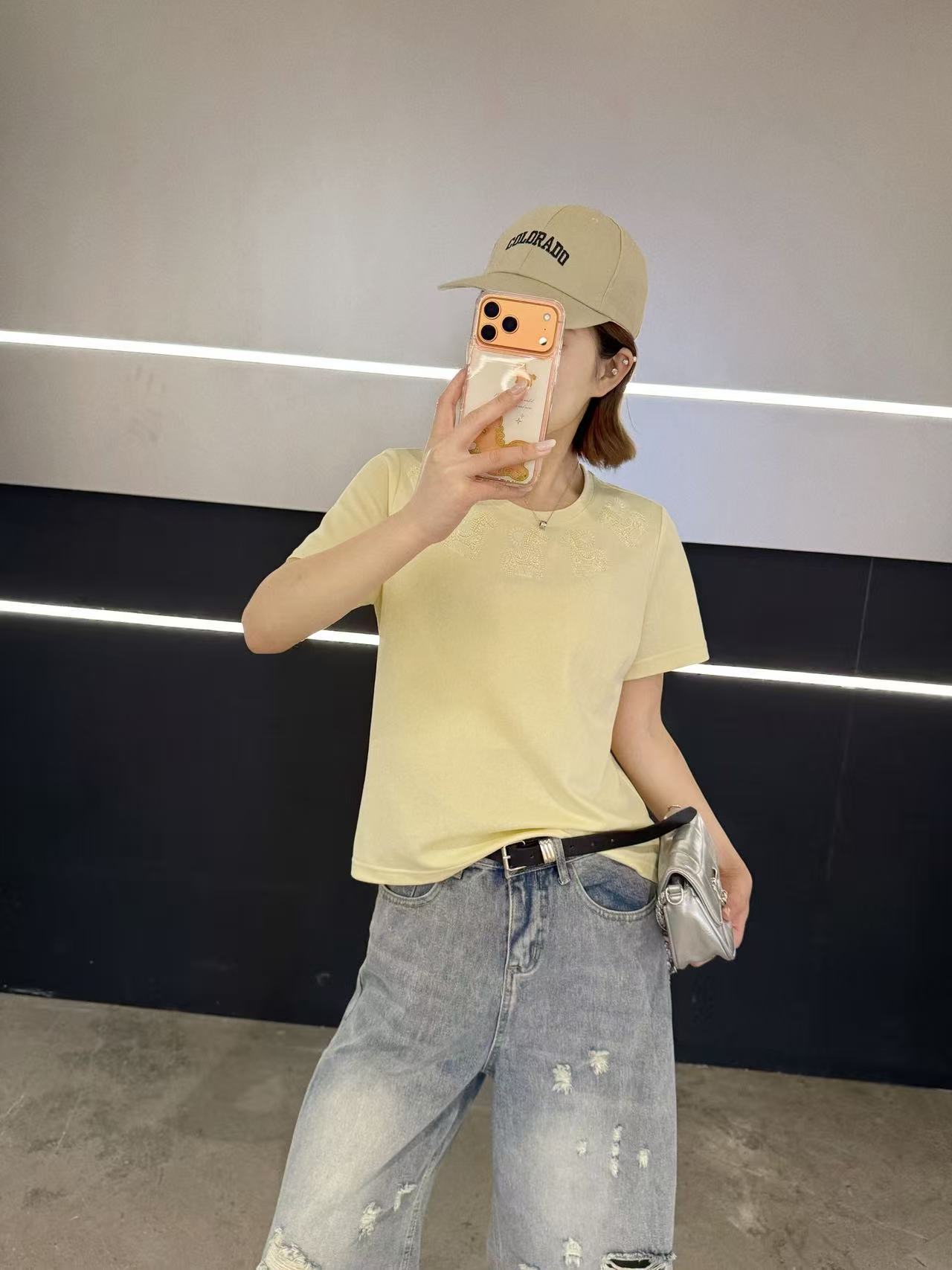 2026早春新款时尚圆领刺绣花朵短袖T恤女