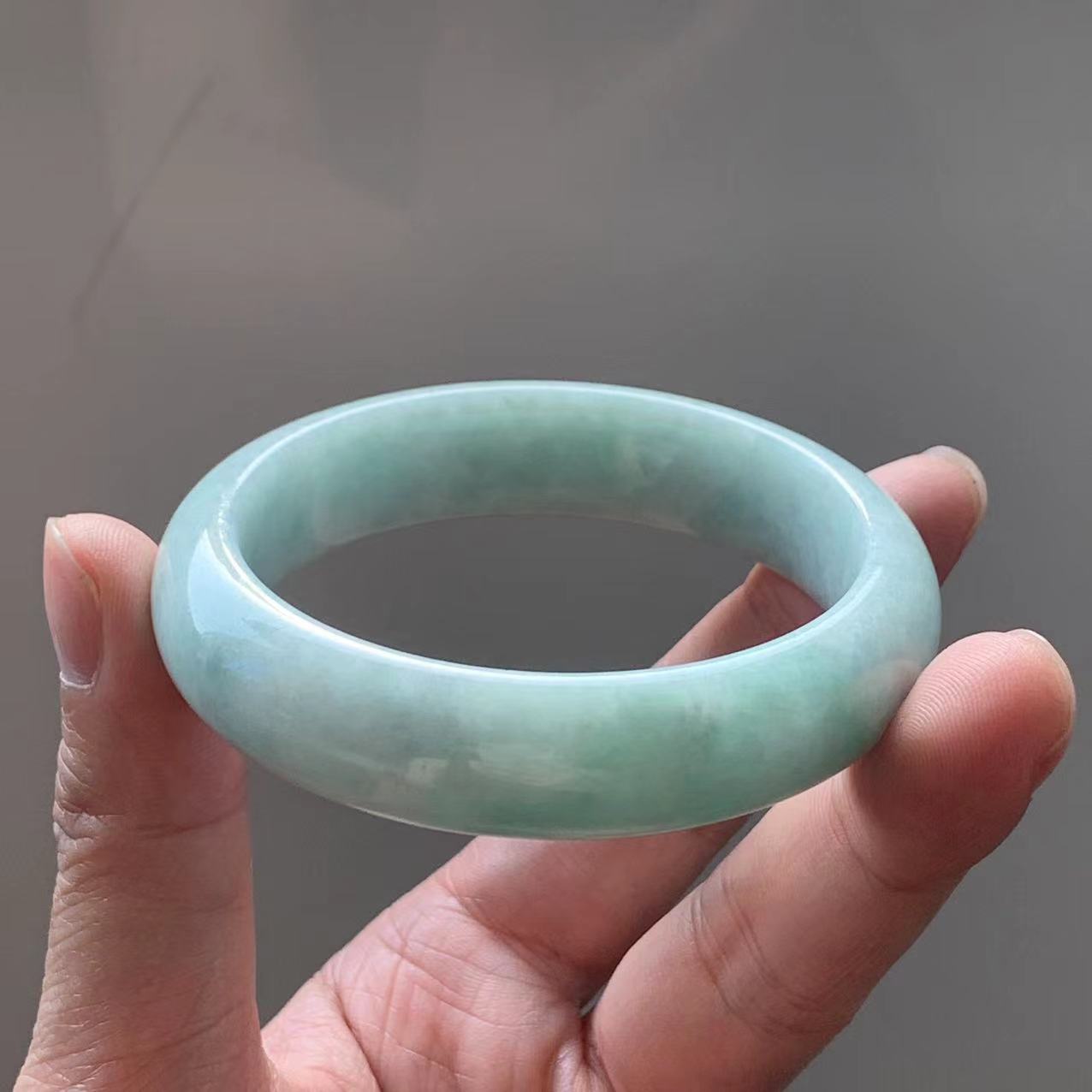 缅甸翡翠手镯浅绿淡绿色翡翠56mm