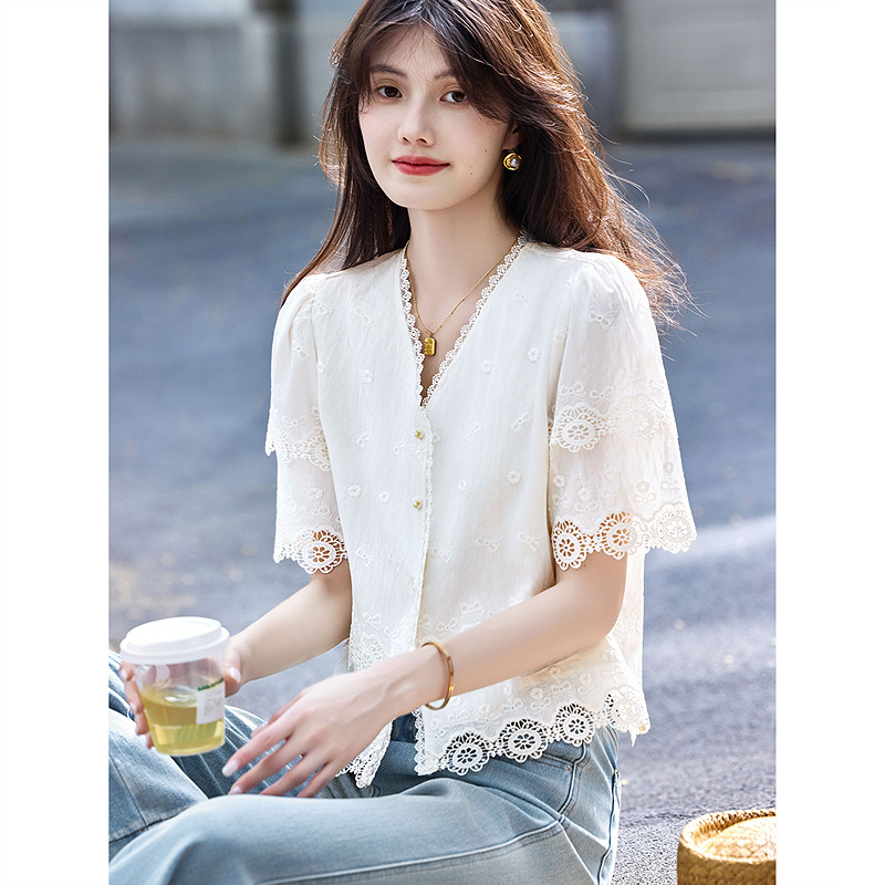 2026年春季新款蕾丝拼接提花镂空V领时尚气质短袖衬衫女