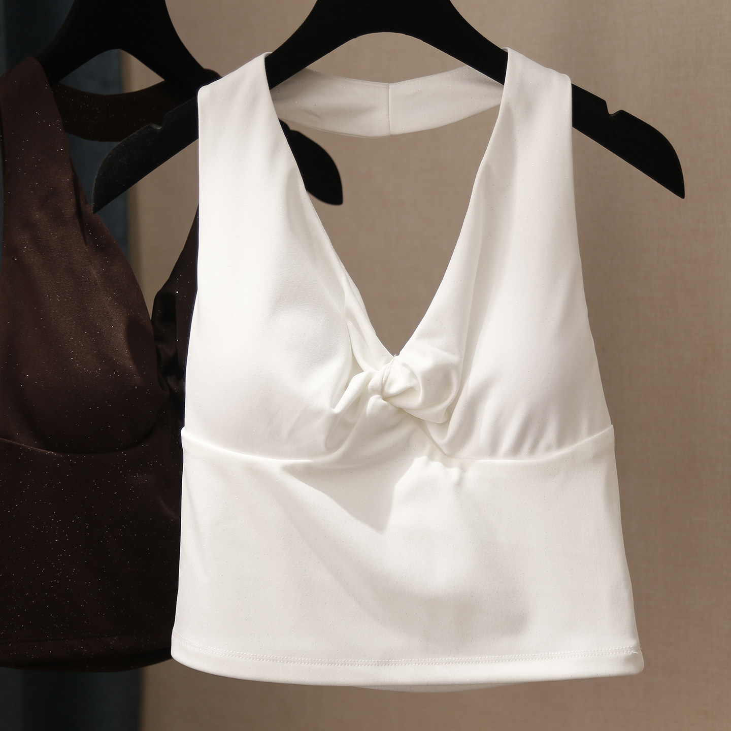 新款V领闪亮胸前扭结修身打底上衣性感时尚挂脖露背短款吊带背心