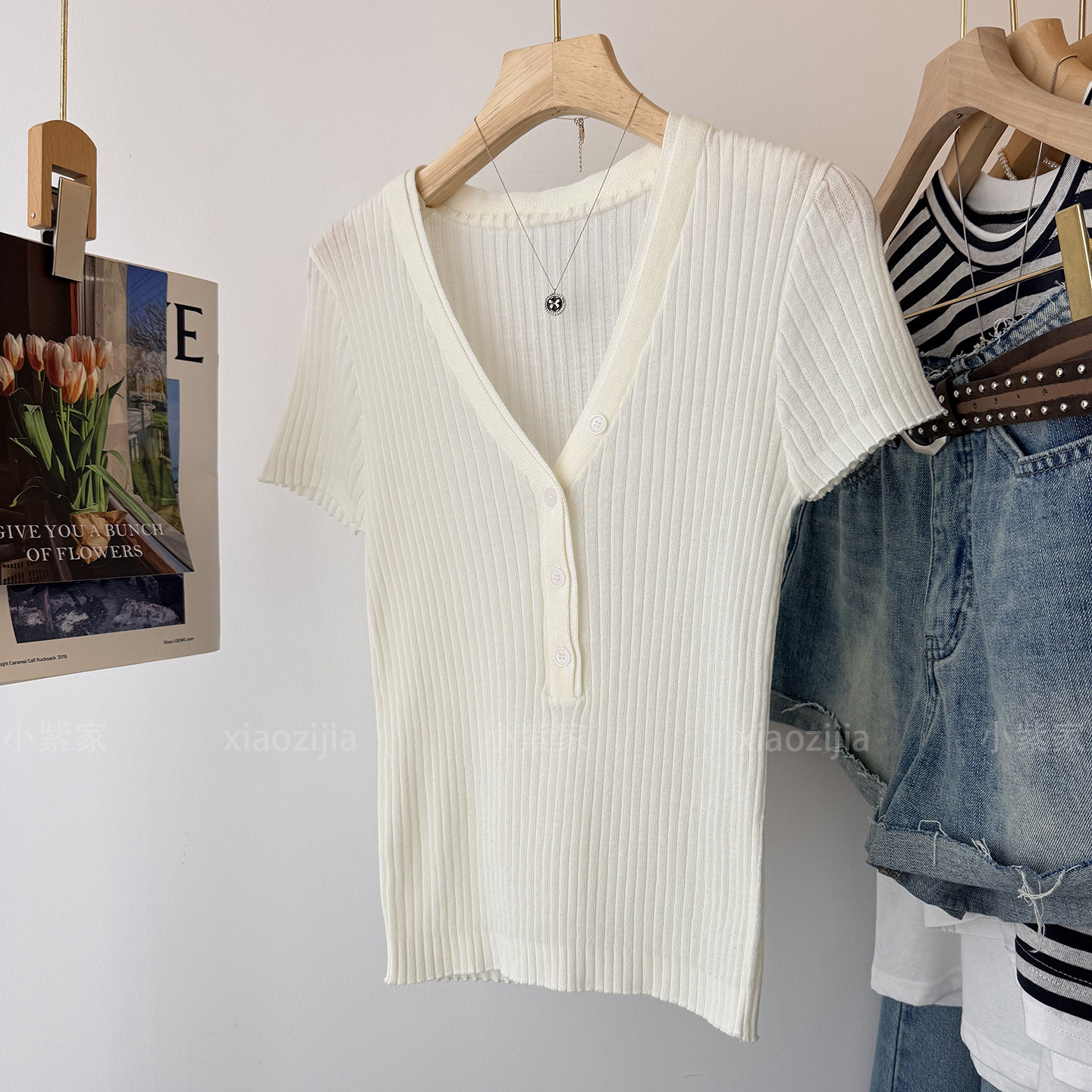 白色纽扣装饰简约纯色弹力大V领套头修身短袖针织t恤衫女夏薄上衣