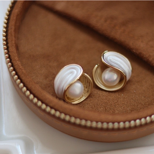 百搭小众设计款 AimeeDesign 扭曲白滴釉天然淡水珍珠耳钉时尚
