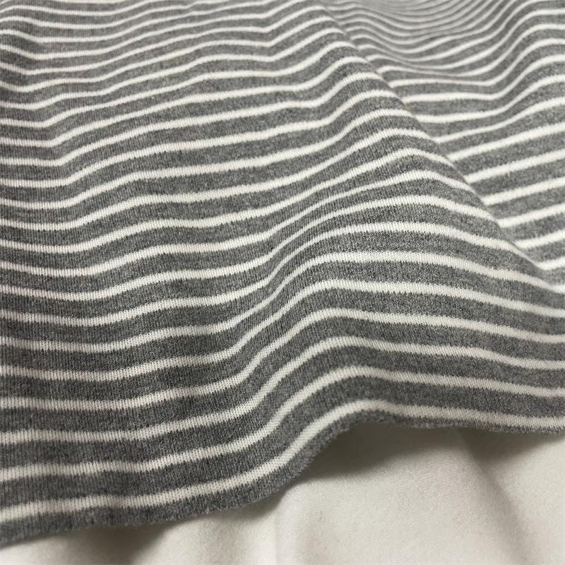 舒绒针织柔软灰白色细条纹打底衫