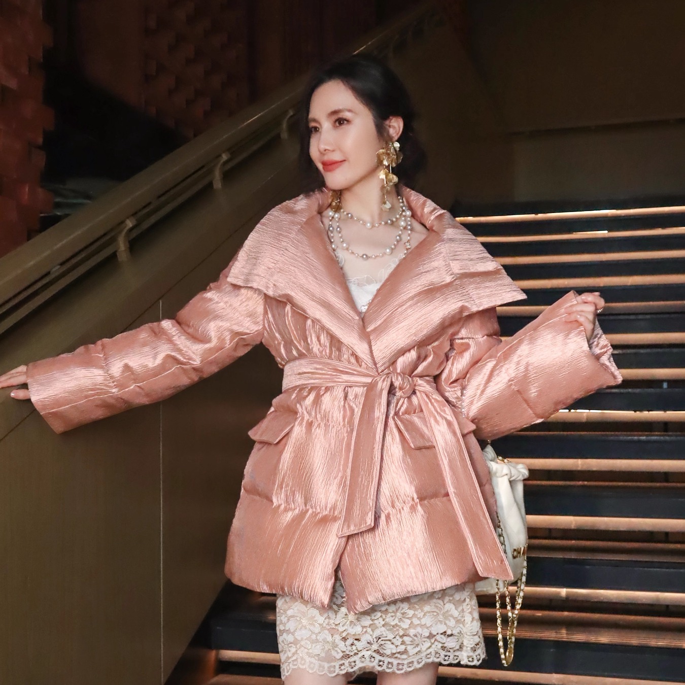 法式香槟粉轻奢丝光肌理缎高级千金名媛风气质优雅中长款羽绒服女