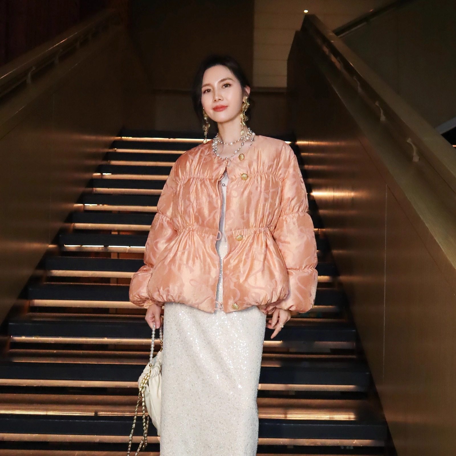 珠光粉设计感丝光锦棉提花羽绒服