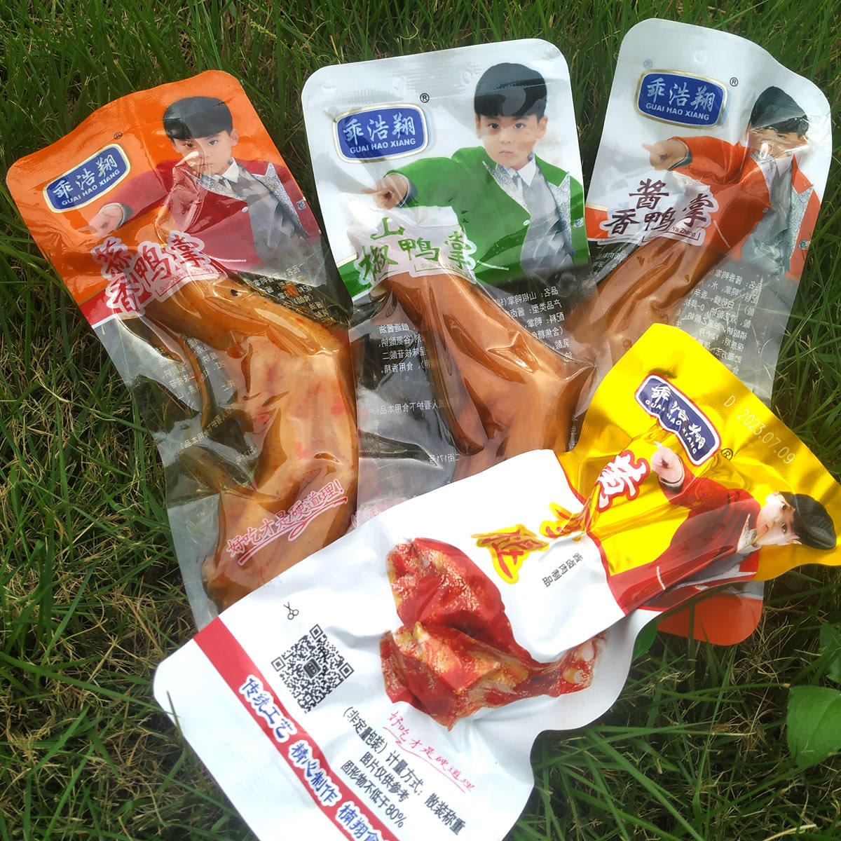 乖浩翔酱香鸭爪鸭翅蒜香鸭掌山椒鸭脚辣味即食休闲零食下酒小吃