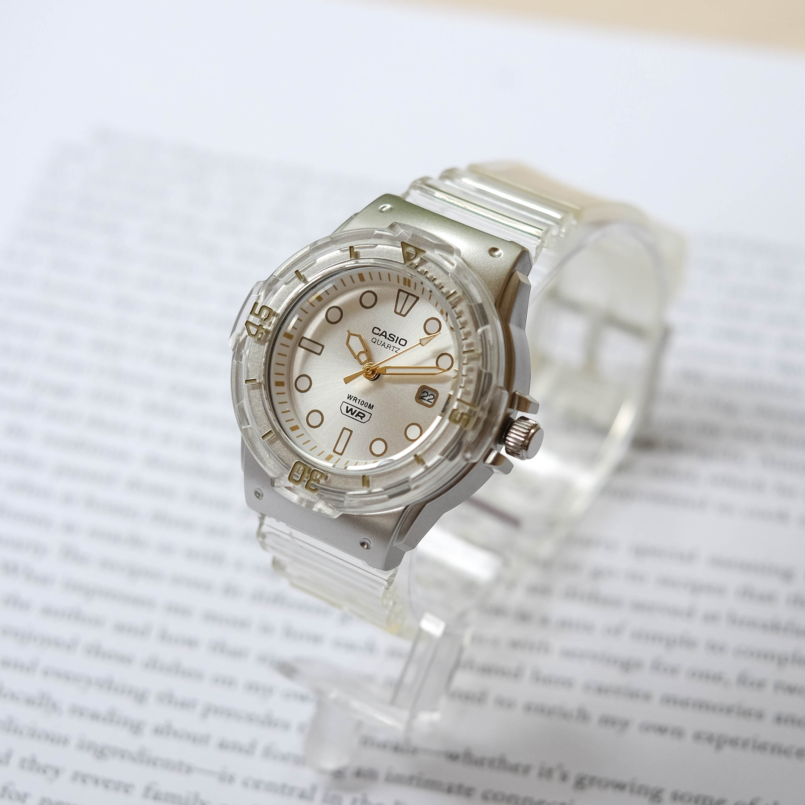 卡西欧透明夜光防水运动手表