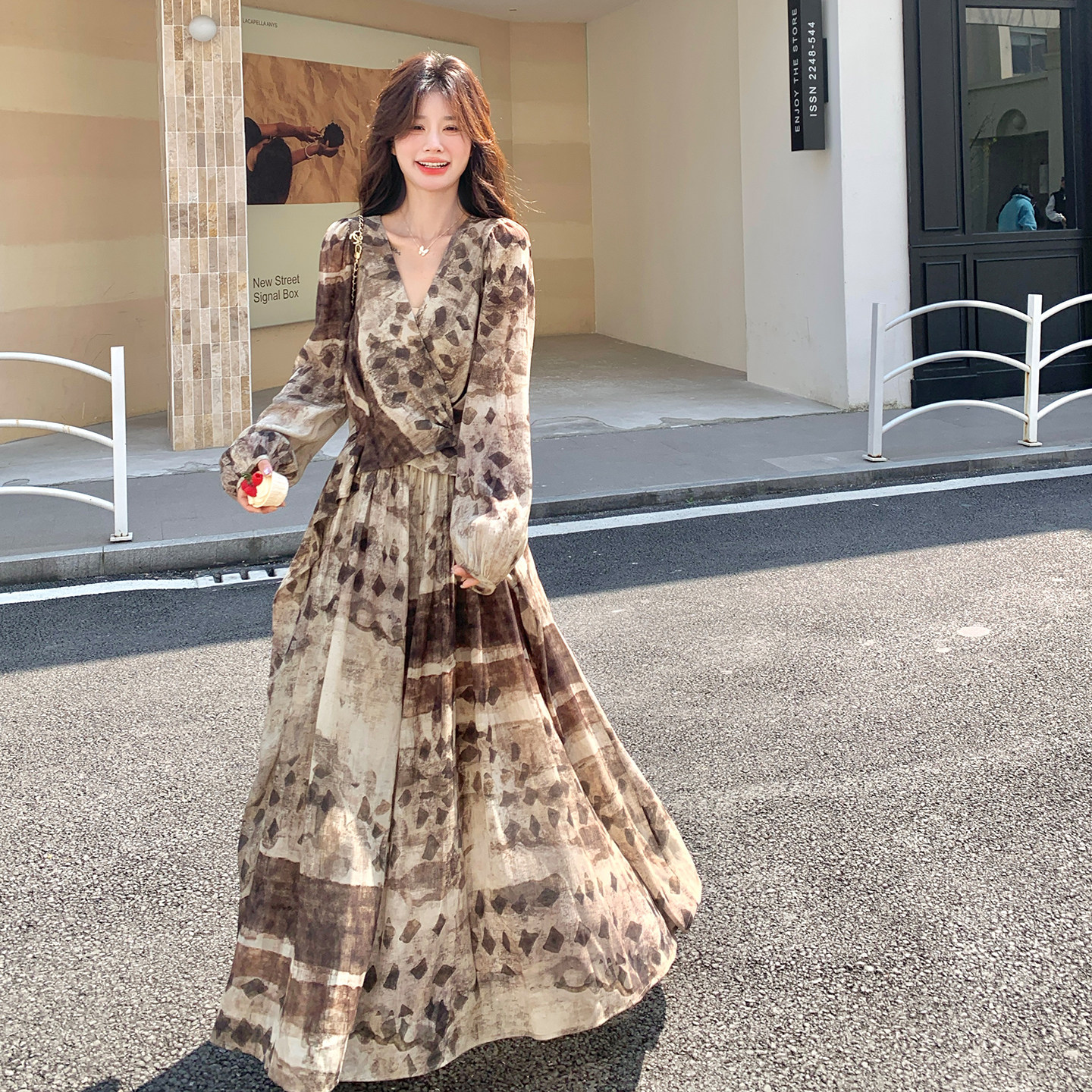 假日风印花连衣裙2026春装新款时尚气质领收腰显瘦高级设计感长裙