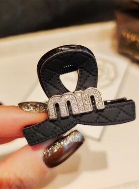 min小香风仿皮黑色又字抓夹高级感公主头半扎刘海发夹2024新款女