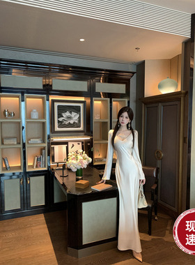 Sun雅乔【优雅永存】秋冬新款长款高级光泽感缎面V领长袖连衣裙子