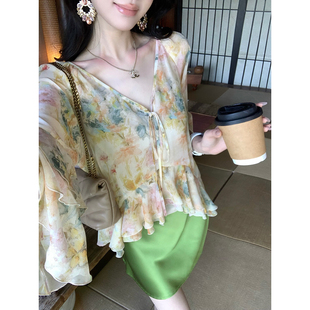 Sun雅乔【吉维尼花园】夏季娃娃衫水彩晕染荷叶边喇叭袖V领上衣女