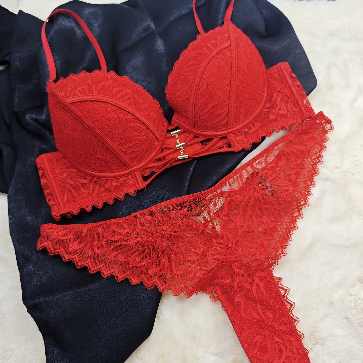 75B法un红色蕾丝性感下厚上薄钢圈文胸夹臀半包内裤套装