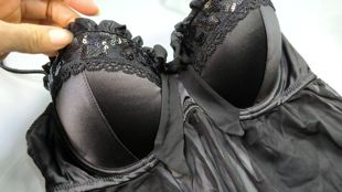 75C黑色缎面拼接薄绵大半杯上托胸钢圈文胸柔软透视乔其纱短裙