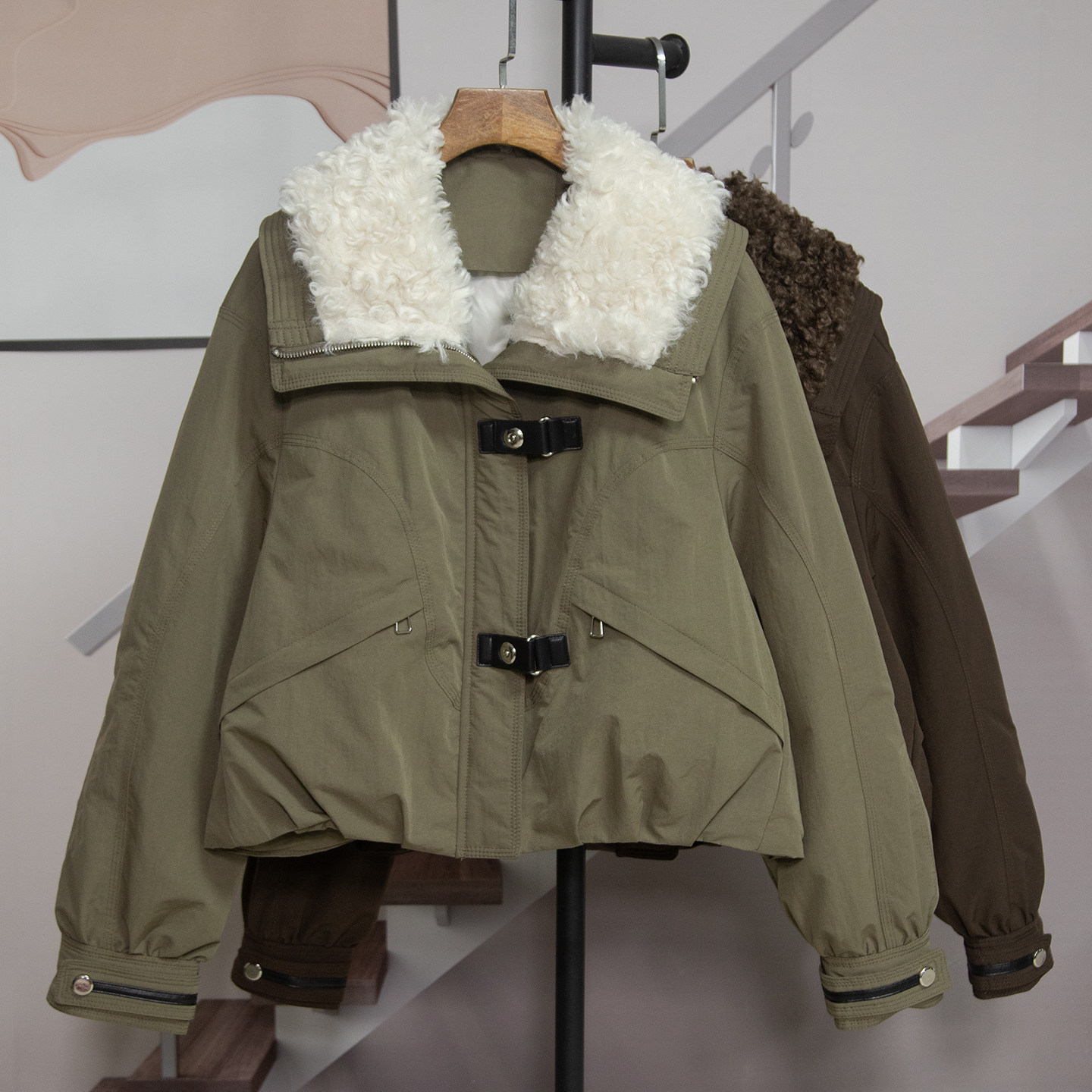 翻领仿羊羔毛拼接短款鸭绒羽绒服女2025冬新款显瘦夹克外套潮6138