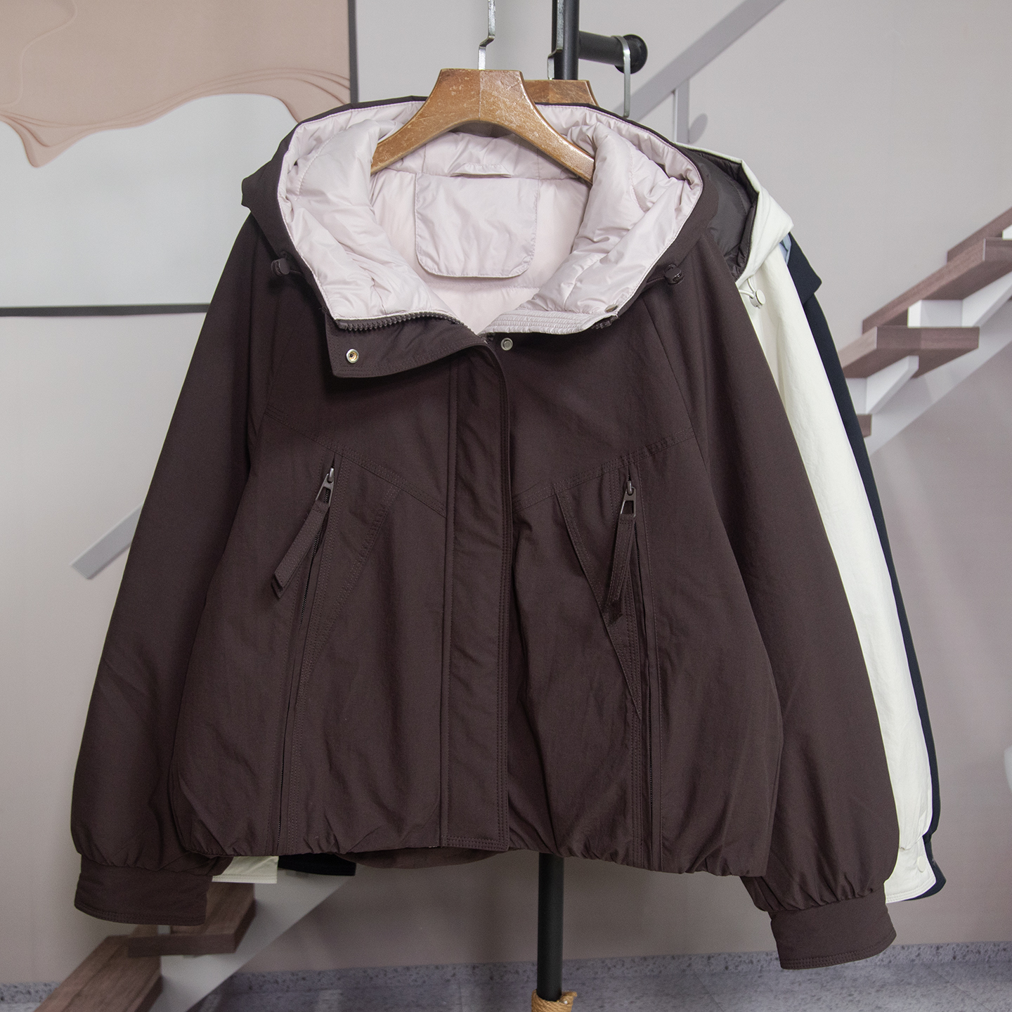 时尚连帽拼色鸭绒羽绒服