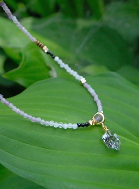 《爪哇秘境》旷净紫极细拼色紫丁香黑尖晶月光石锁骨链