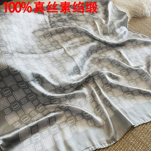 真丝素绉缎面围巾手敲边几何图案