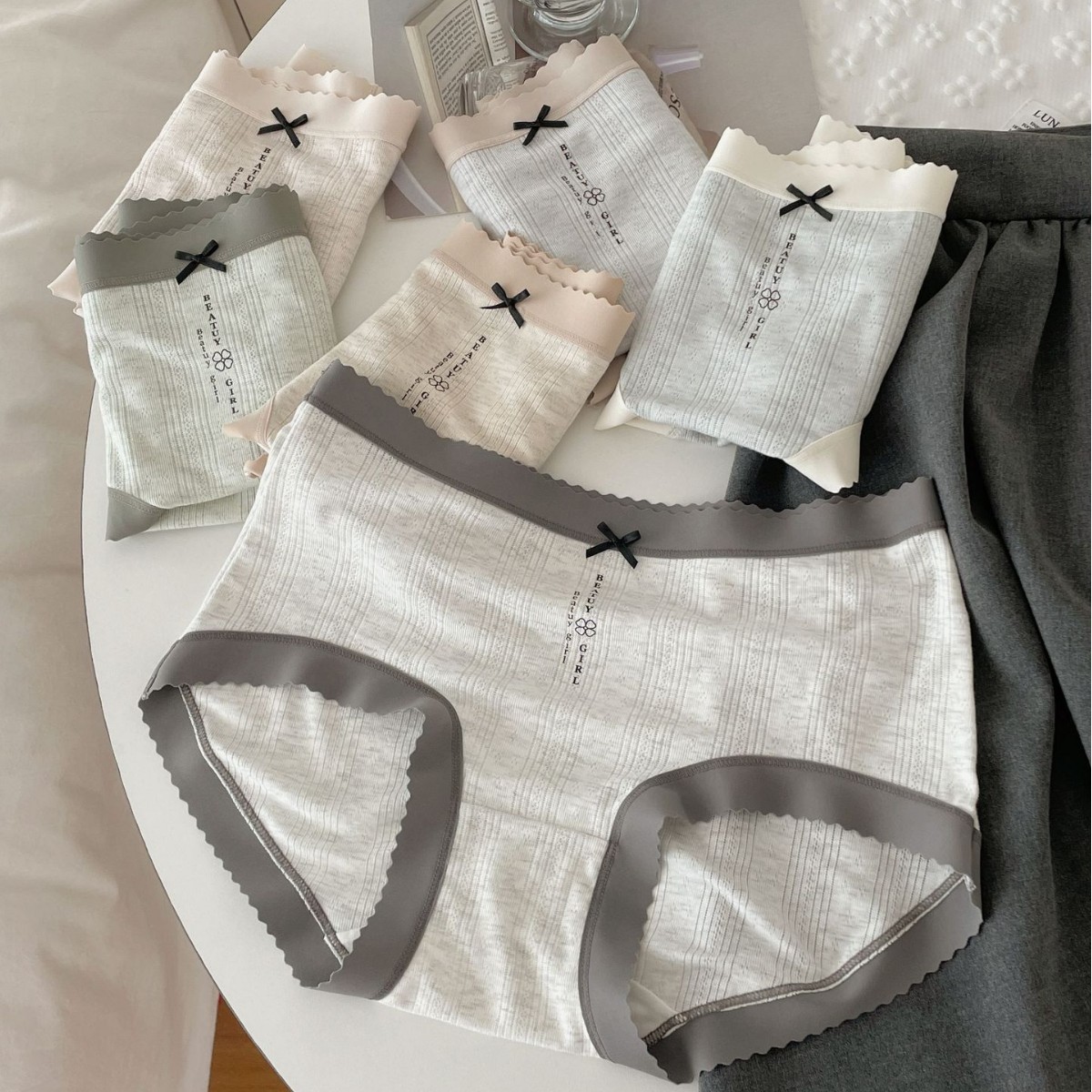 简约糯叽叽云感棉无痕女内裤包臀中腰三角裤透气舒适桑蚕丝裆10A