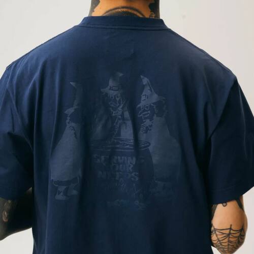 现货 SERVING YOUR NEEDS/Needs Magic Tee 暗纹印花口袋短袖T恤