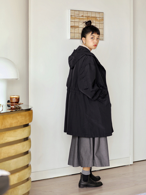 caicaicai黑色尼龙连帽中长风衣