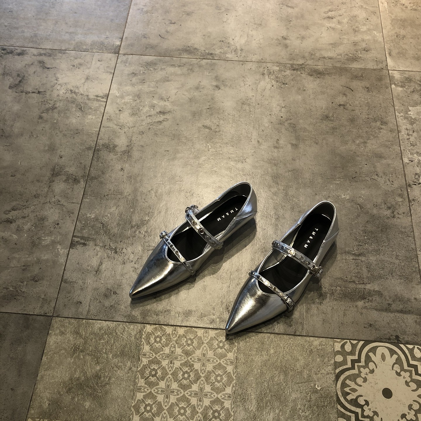 法式复古铆钉玛丽珍鞋女银色尖头一字松紧绑带浅口单鞋气质女鞋