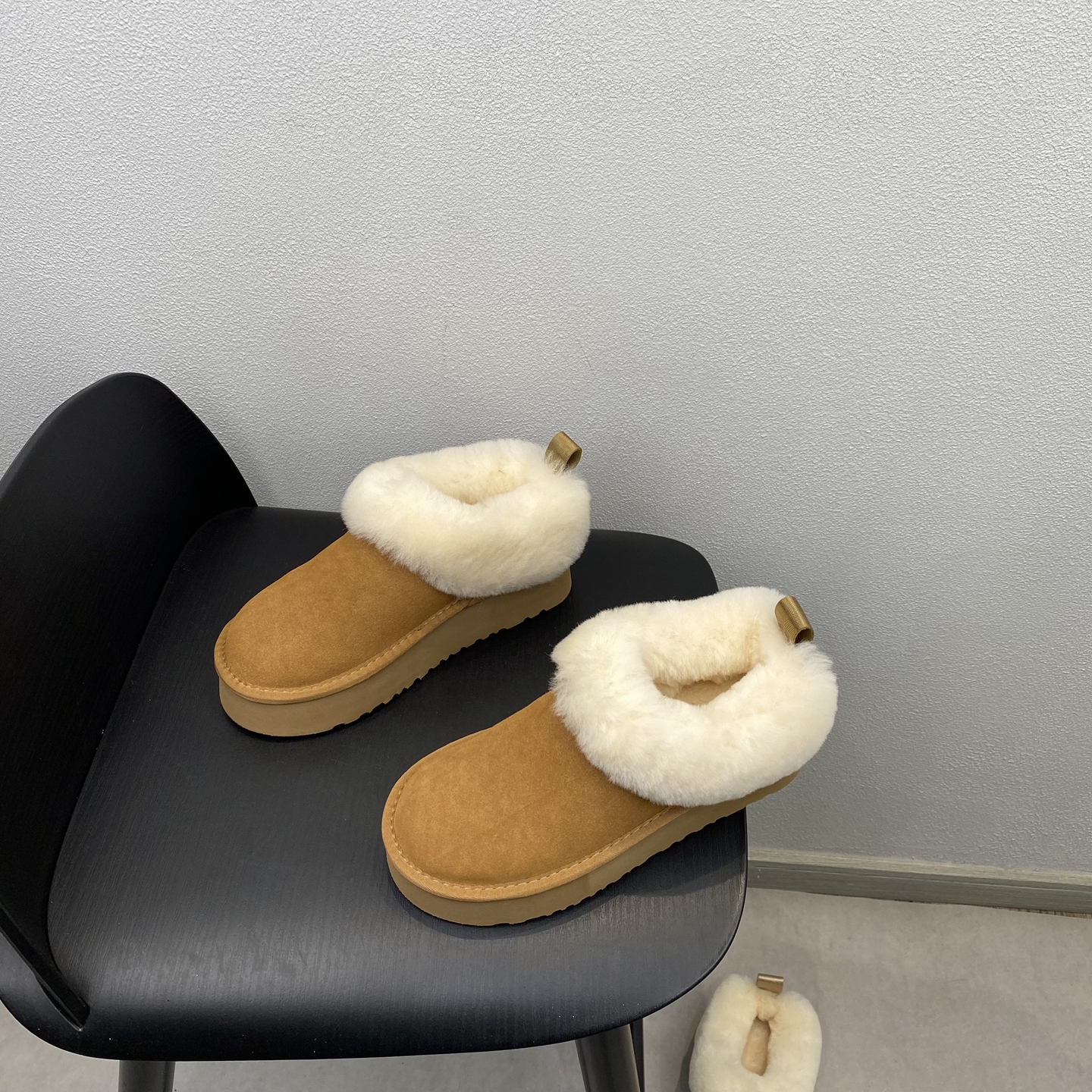 时尚百搭磨砂真皮圆头厚底毛毛鞋