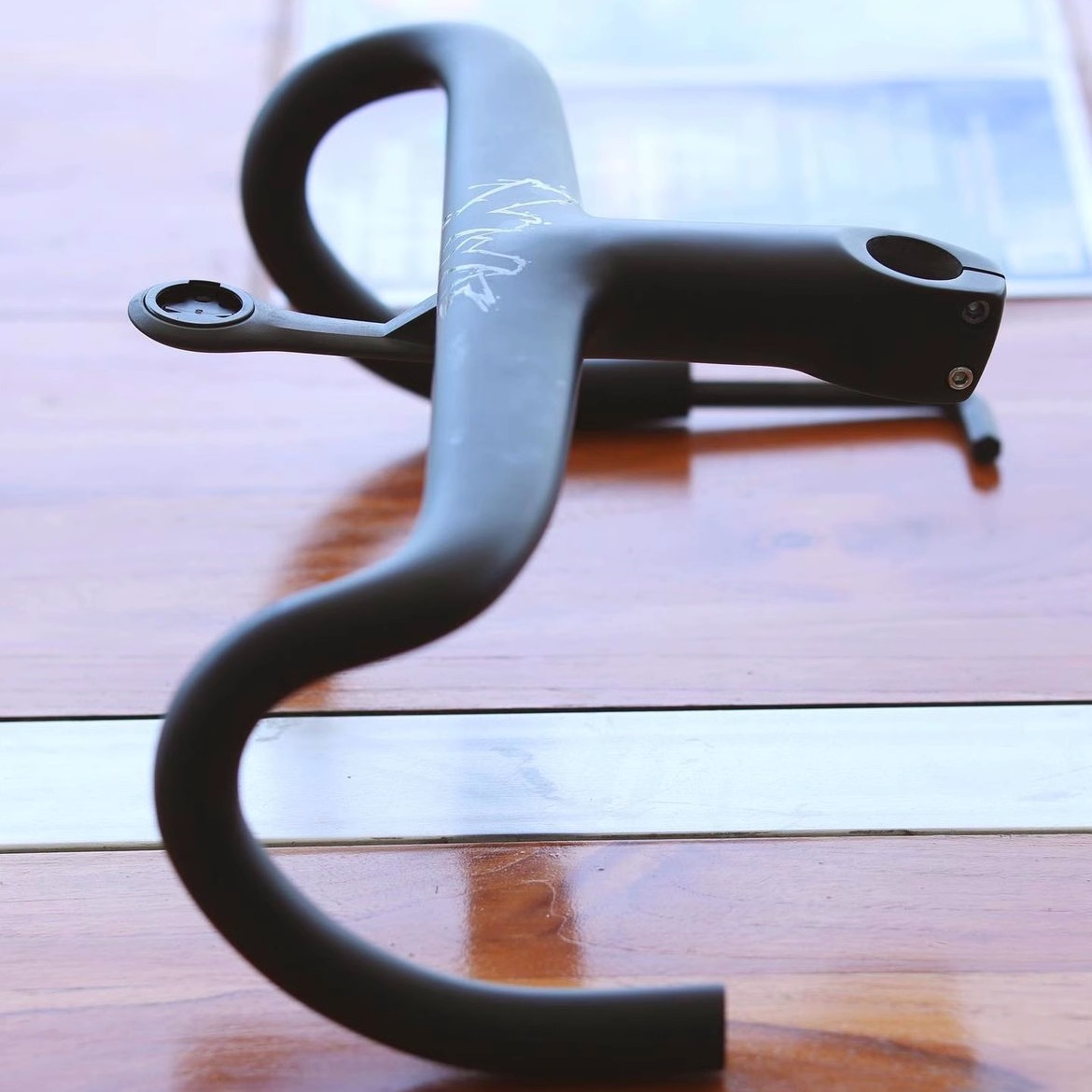 轻量版ELILEExxe碳纤维一体把