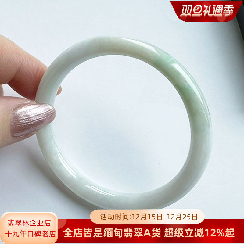 年轻秀气浅阳绿翡翠美人镯叮当镯