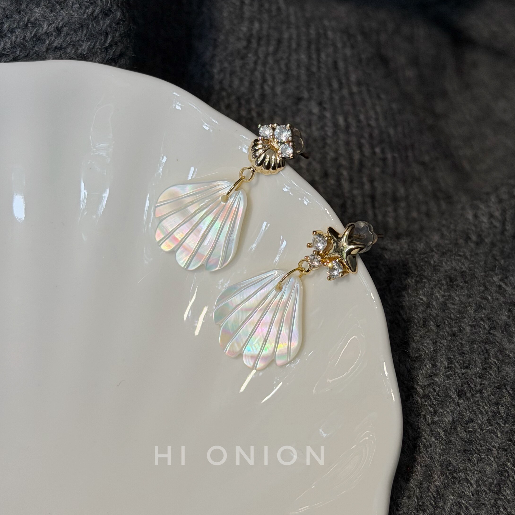 HiOnion 质感炒鸡棒的白贝金色锆石耳钉耳夹每一片都有彩虹