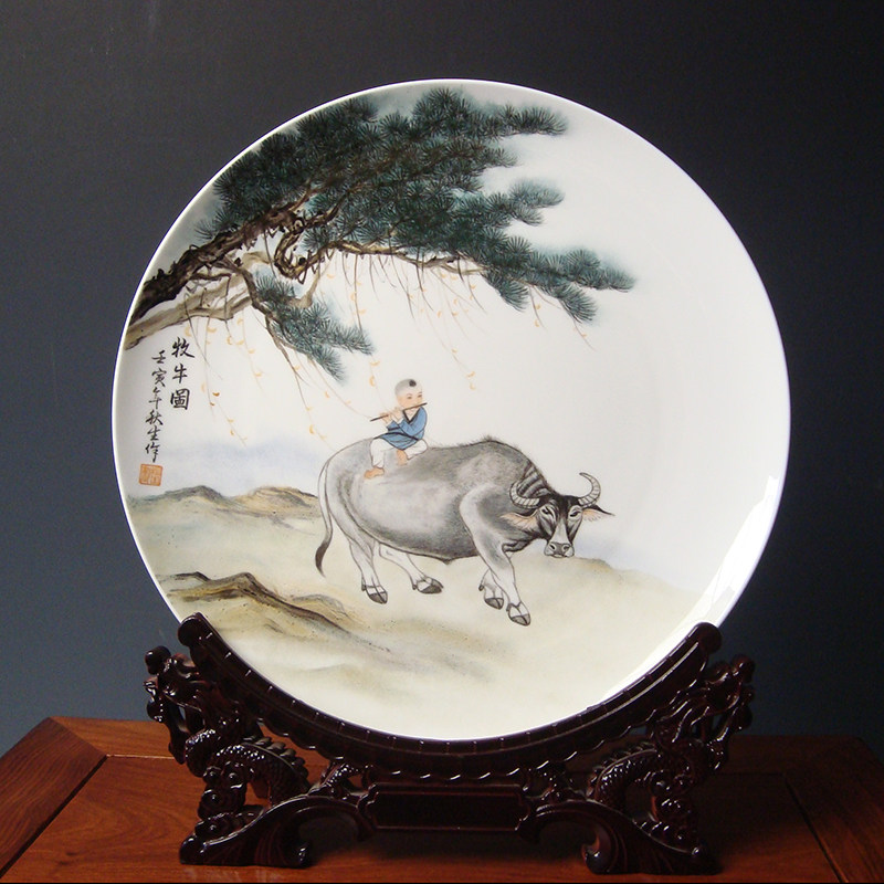 景德镇陶瓷器名家王秋生手绘生肖牛艺术瓷盘装饰画盘挂盘赏盘摆件