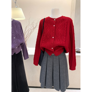 小哲 温柔慵懒风红色麻花针织开衫毛衣女本命年单排扣绞花上衣